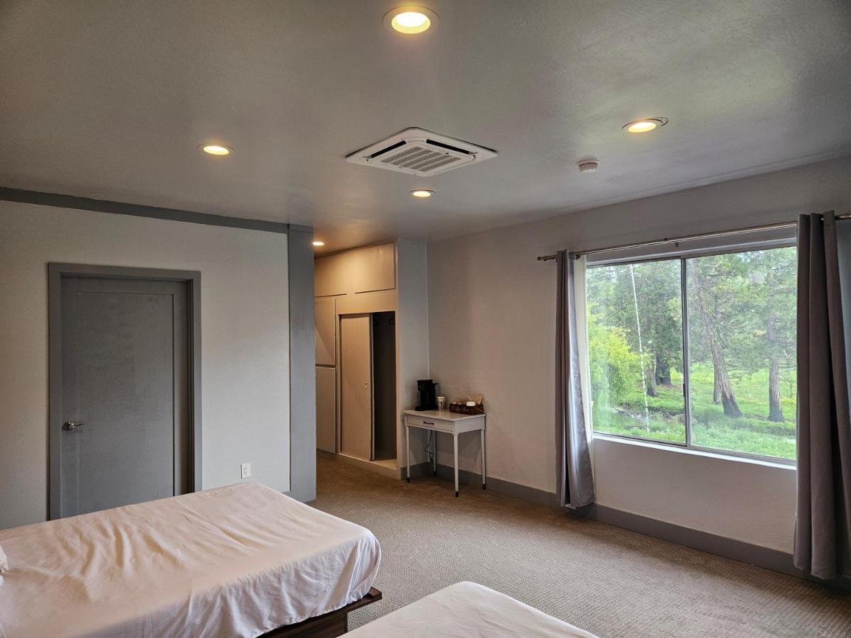 The Black Forest Lodge Red Bluff Exterior photo